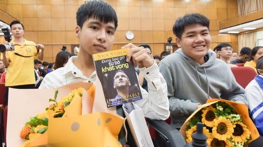 Ngô Minh Hiếu '10 năm cõng bạn' cùng bạn thân dự lễ khai giảng Đại học Bách khoa Hà Nội