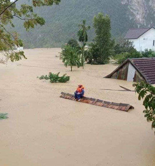 nhung hinh anh gay xuc dong mua lu