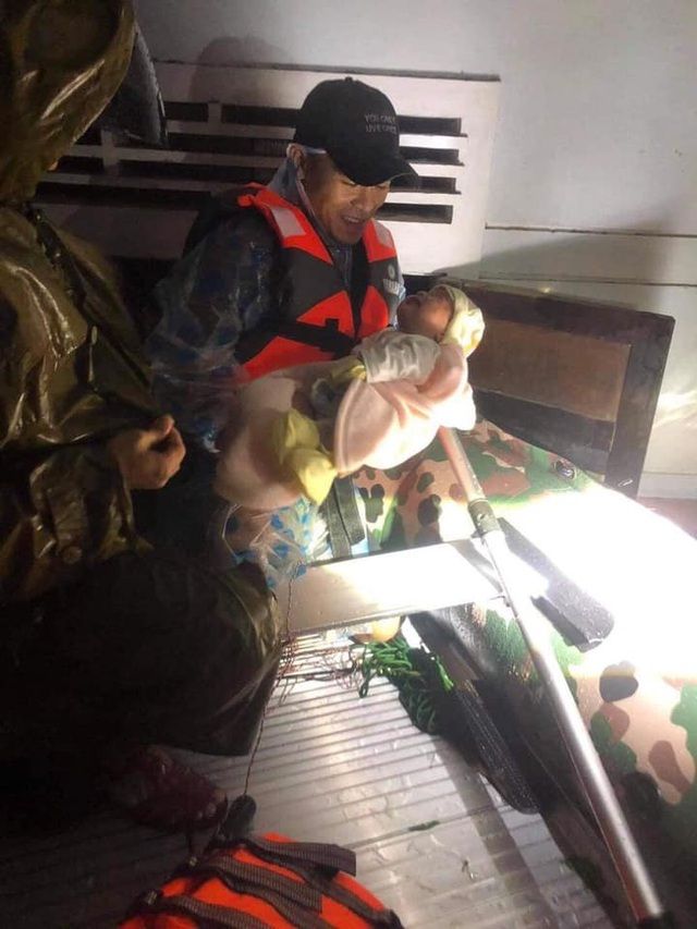 nhung hinh anh gay xuc dong mua lu