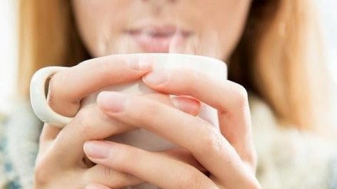 Mùa mưa lạnh đã đến, 10 lợi ích tuyệt vời của việc uống và dùng nước ấm