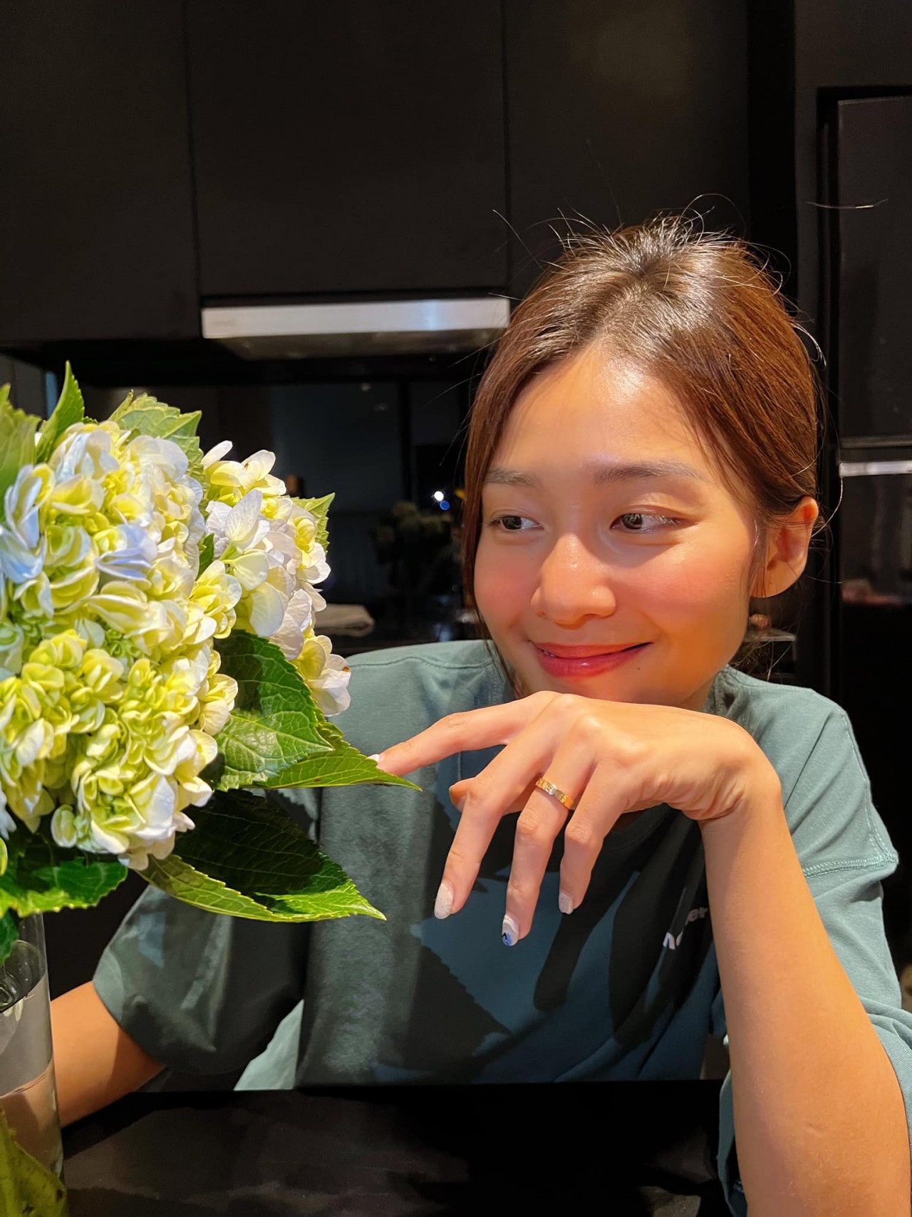 Thu Quỳnh đăng ảnh tình tứ với bạn diễn