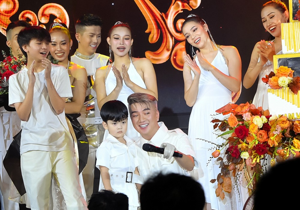 Đàm Vĩnh Hưng công khai con trai ruột