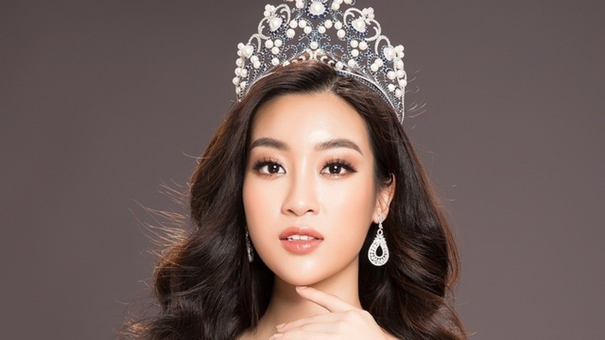 Hoa hậu Đỗ Mỹ Linh chuẩn bị lên xe hoa