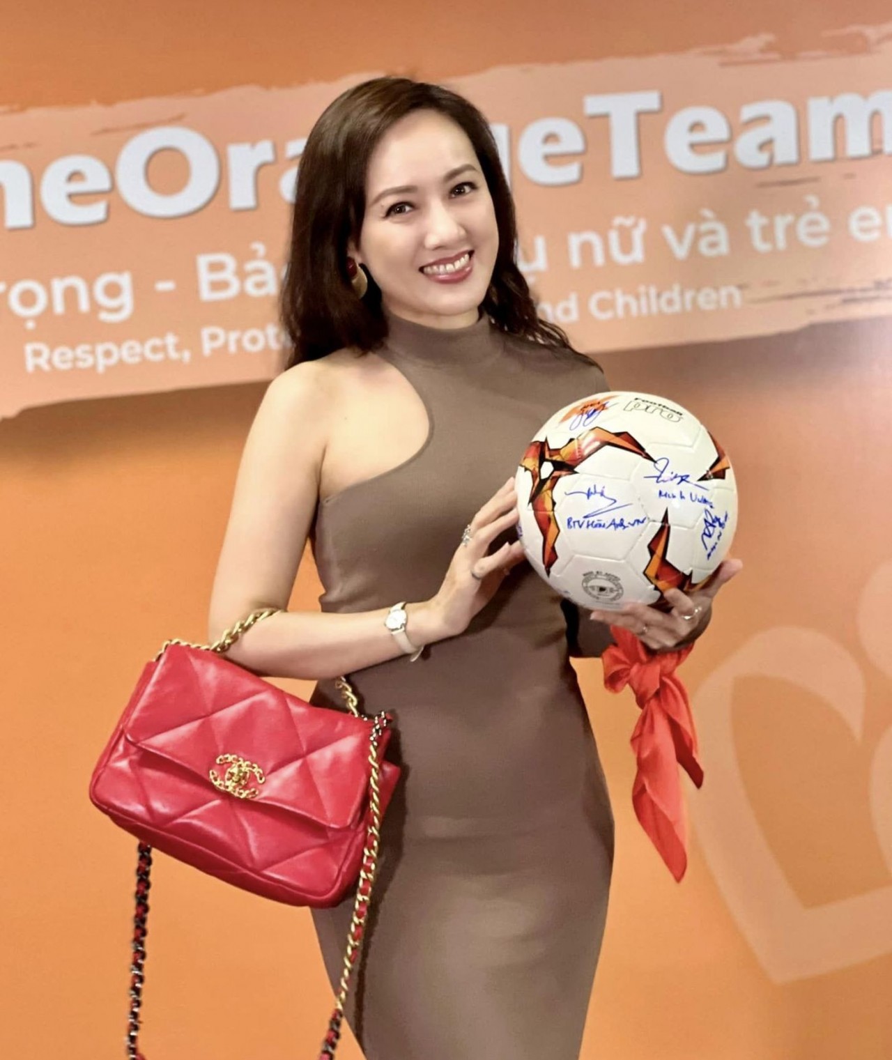 BTV Hoài Anh diện váy khoe một bên vai khi dự sự kiện.