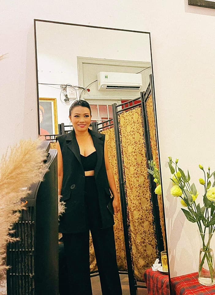 Ca sĩ Phương Thanh mặc sexy đi diễn.