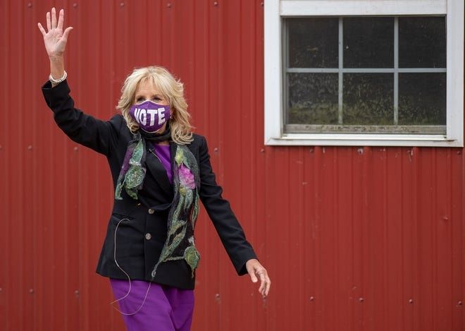 Trong chiến dịch tranh cử của chồng, Jill ghi dấu ấn với cả bộ màu tím chủ đạo, gồm váy liền thân tối giản, áo khoác đắp hoa và khẩu trang mang thông điệp bầu cử cùng tông. Ảnh: Photojournalist. Bà Jill Biden thu hút với 'gu' thời trang thanh lịch