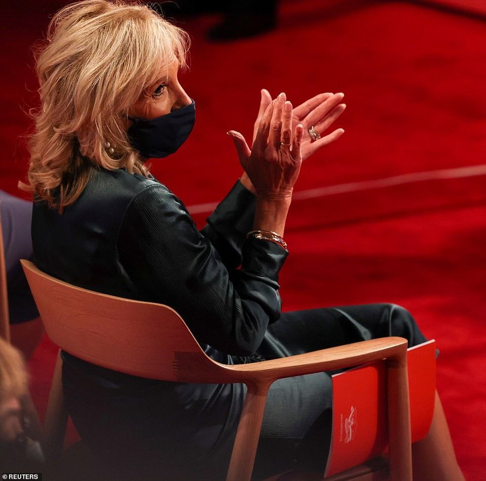 Bà Jill Biden tham dự cuộc tranh luận tổng thống. Ảnh: Reuters Bà Jill Biden thu hút với 'gu' thời trang thanh lịch