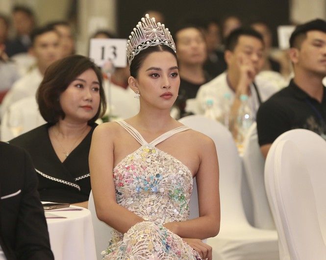 dan hoa hau a hau do sac tai tham do hop bao chung ket hoa hau viet nam 2020