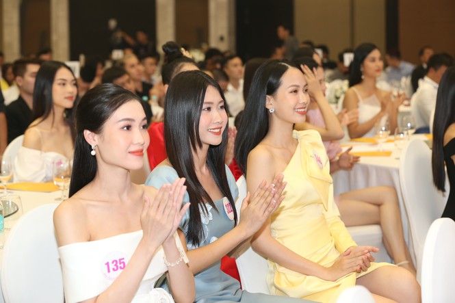 dan hoa hau a hau do sac tai tham do hop bao chung ket hoa hau viet nam 2020