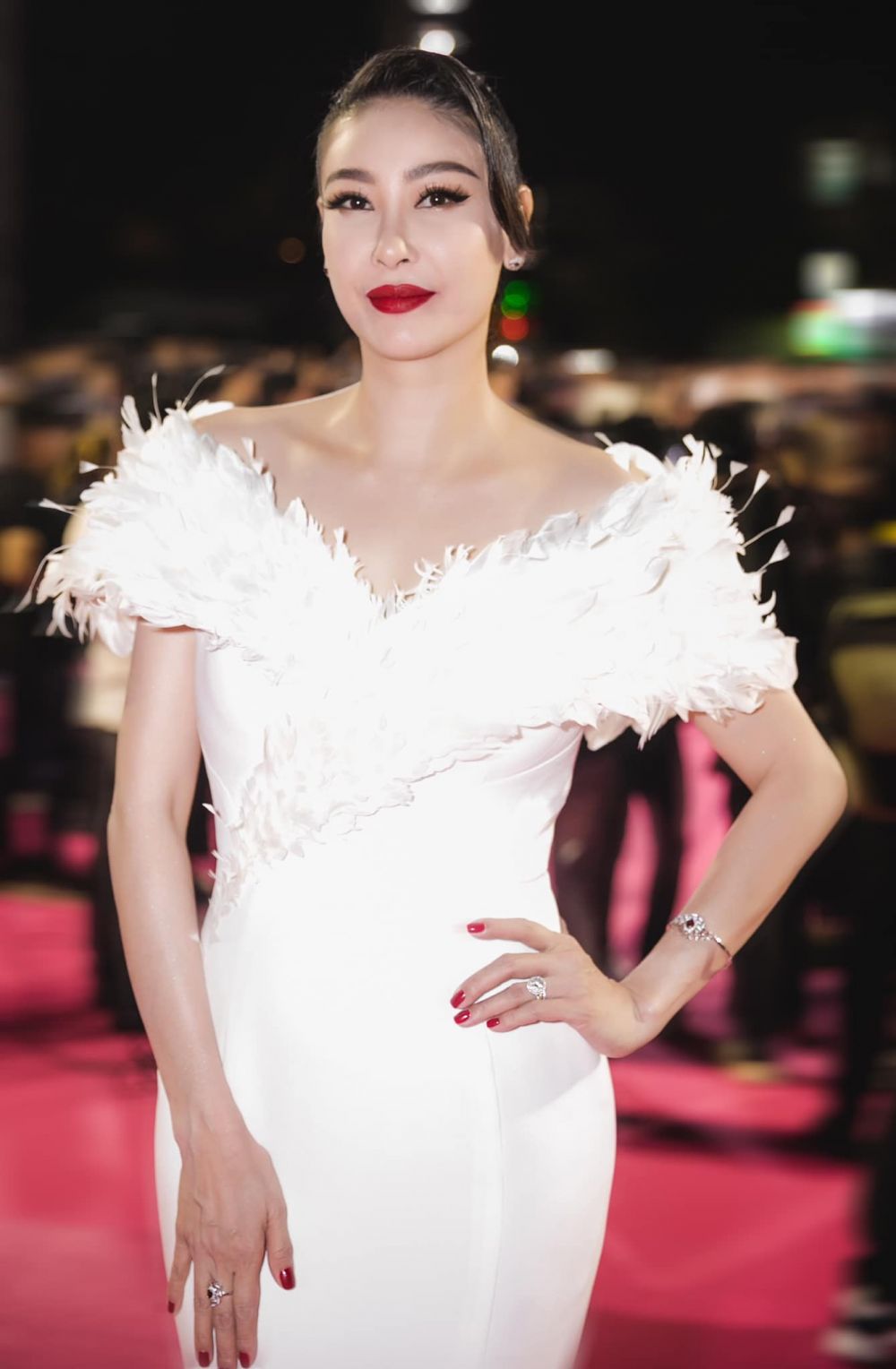 Sao Việt tuần qua: 'Thần tiên tỷ tỷ' Đặng Thu Thảo tái xuất...