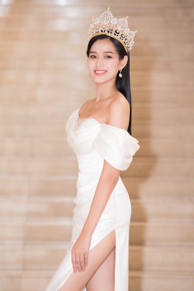 Hoa hậu Đỗ Thị Hà 'đọ sắc' cùng 2 Á hậu sau đăng quang