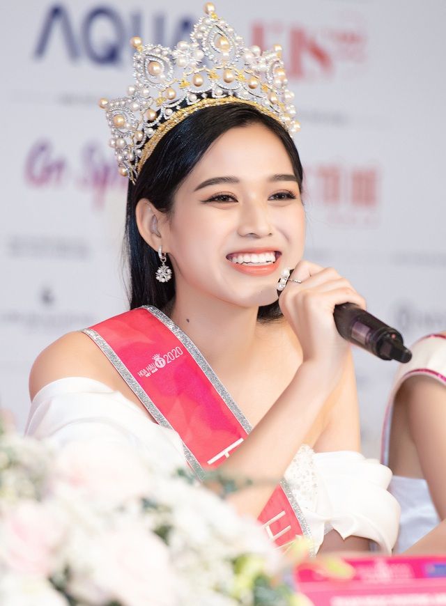 Hoa hậu Đỗ Thị Hà 'đọ sắc' cùng 2 Á hậu sau đăng quang