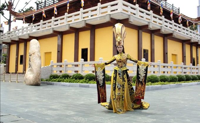 Với thiết kế 'Mẹ Âu cơ', Thái Thị Hoa đã 'ghi điểm' tại Hoa hậu Trái Đất