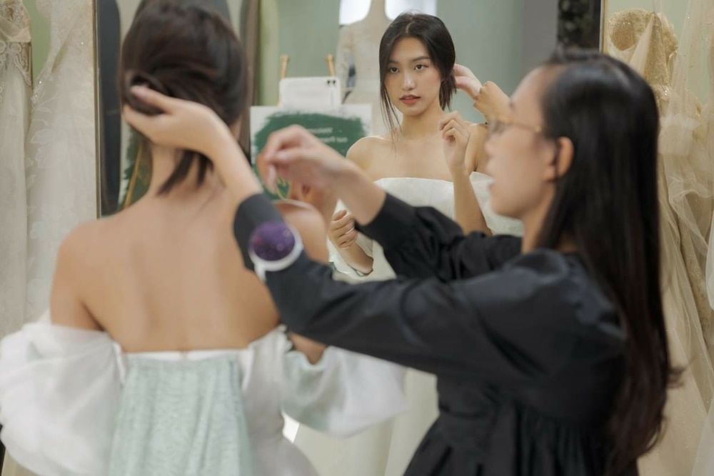 Doãn Hải My bất ngờ thử váy cưới, fan 'đoán già đoán non' về mối quan hệ với Đoàn Văn Hậu