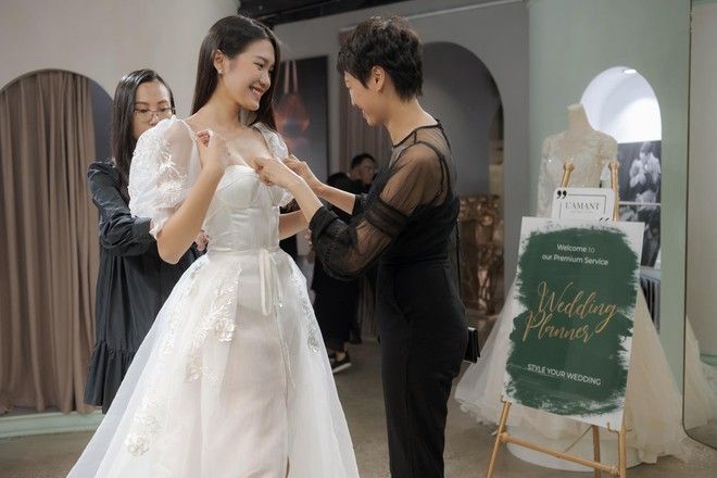 Doãn Hải My bất ngờ thử váy cưới, fan 'đoán già đoán non' về mối quan hệ với Đoàn Văn Hậu