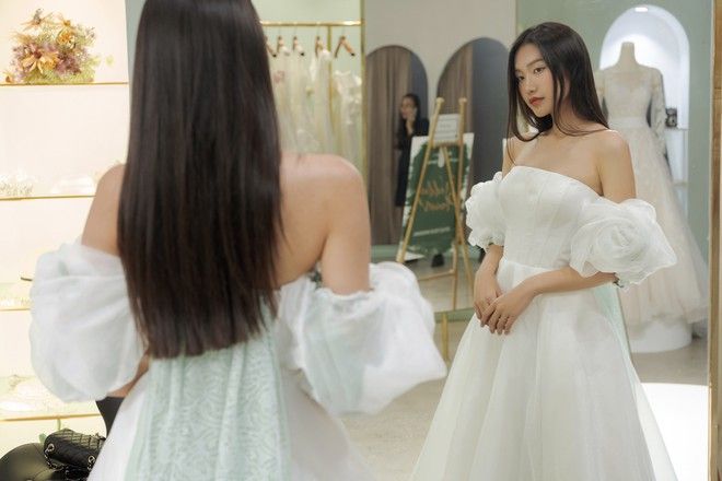 Doãn Hải My bất ngờ thử váy cưới, fan 'đoán già đoán non' về mối quan hệ với Đoàn Văn Hậu
