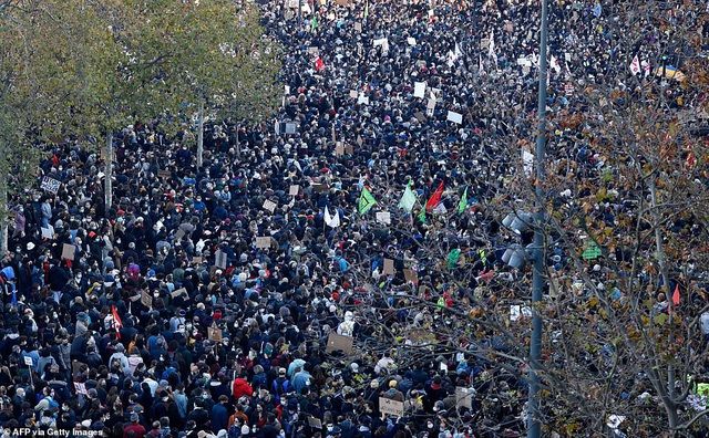 Trong dòng người biểu tình đông đúc có sự góp mặt của các nhà báo, sinh viên báo chí, các nhà hoạt động cánh tả, các nhóm bảo vệ quyền người nhập cư... 