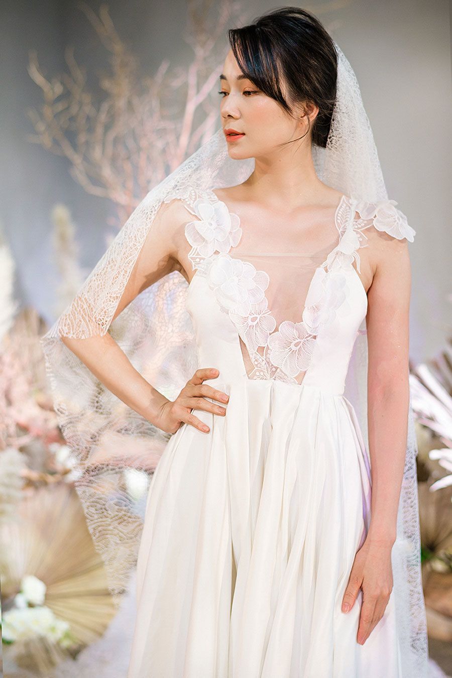 Sau khi Doãn Hải My thử váy cưới, Đoàn Văn Hậu lại đi xem 'bạn gái tin đồn'...