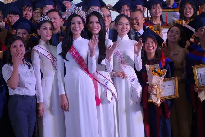 Hoa hậu Đỗ Thị Hà gửi thông điệp gì đến các tân thủ khoa?