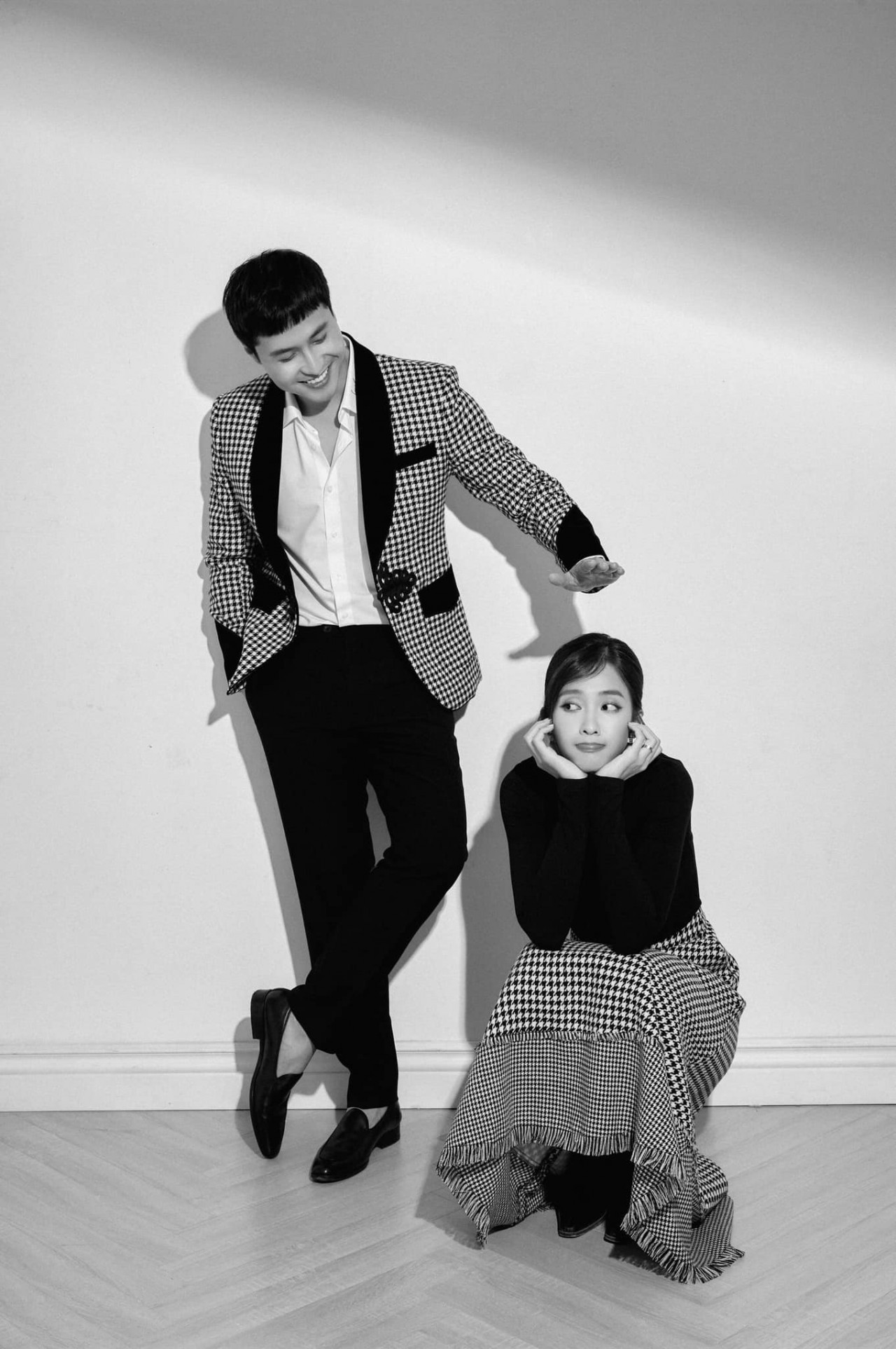 Khả Ngân ngồi vào lòng Thanh Sơn hậu kết phim '11 tháng 5 ngày'