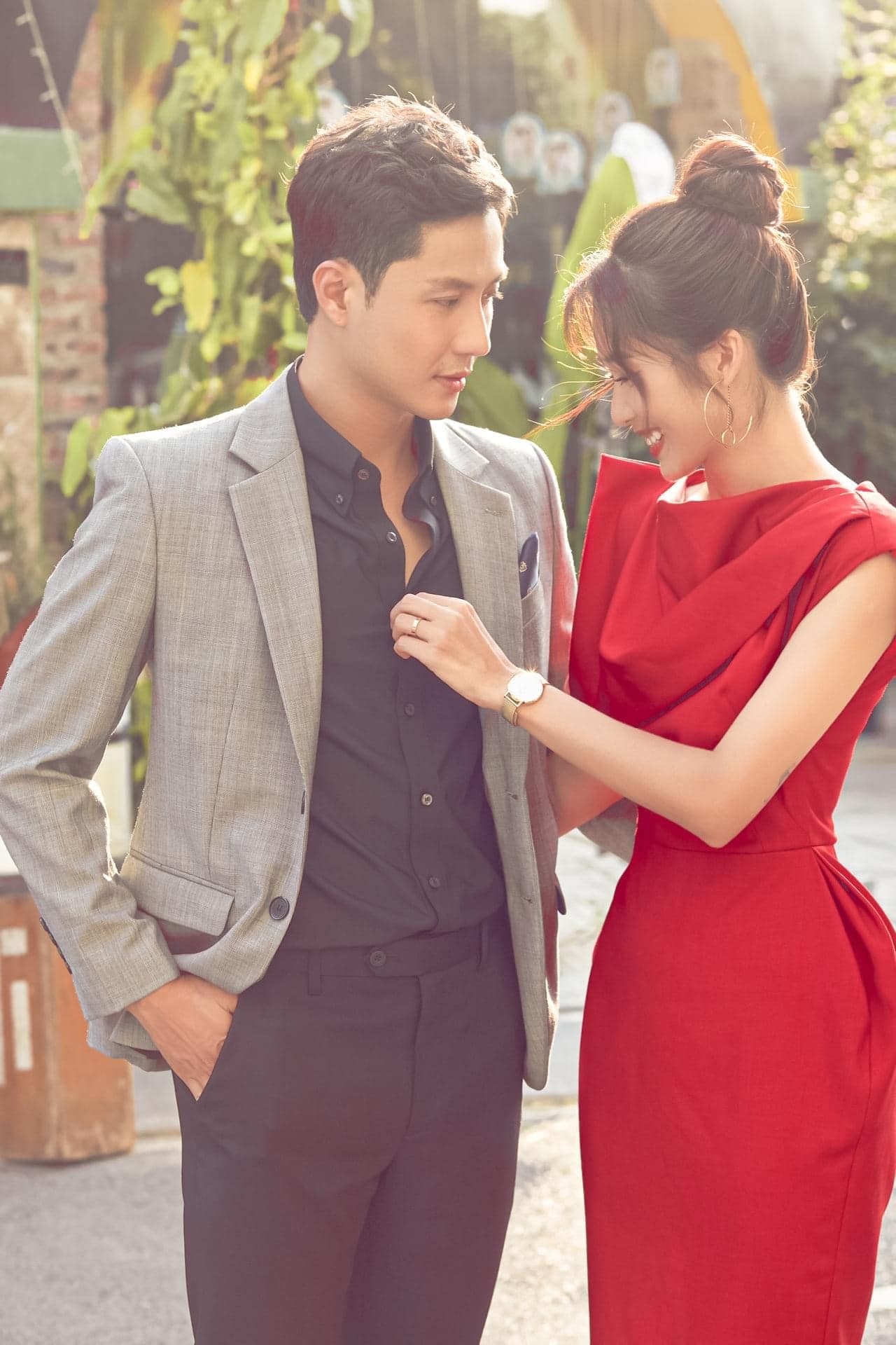 Khả Ngân ngồi vào lòng Thanh Sơn hậu kết phim 11 tháng 5 ngày