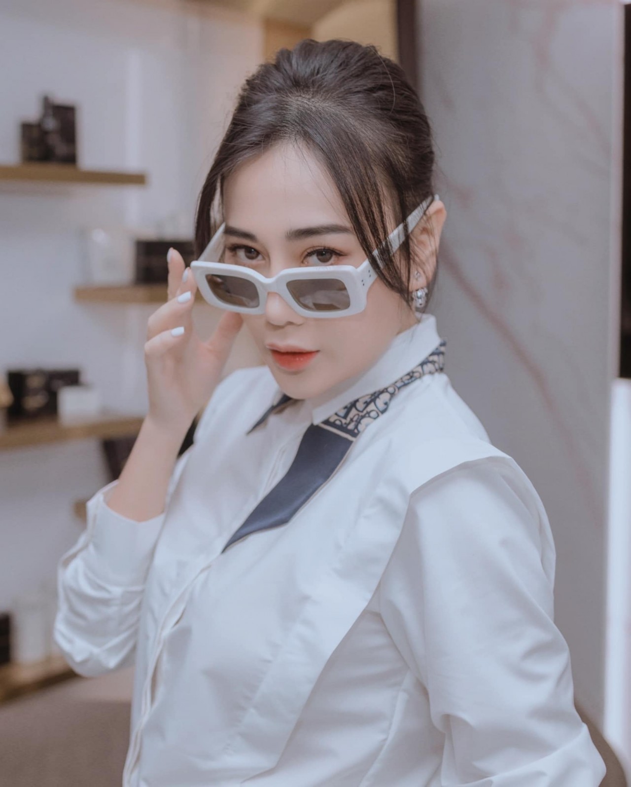 Lệ Quyên, Lý Nhã Kỳ đua nhau mặc gợi cảm