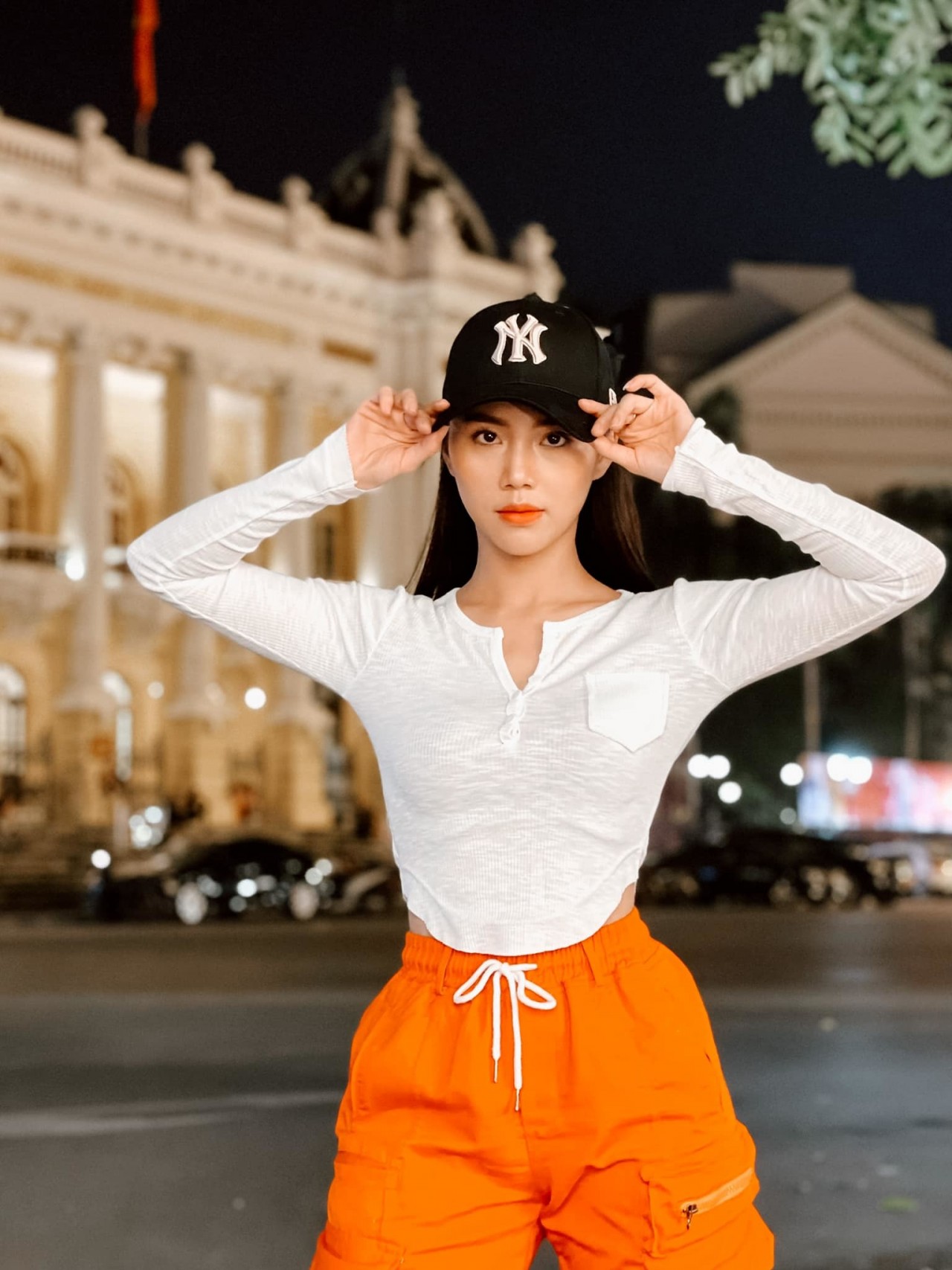 Bất ngờ với nhan sắc của cô bán quạt trong phim Phố trong làng