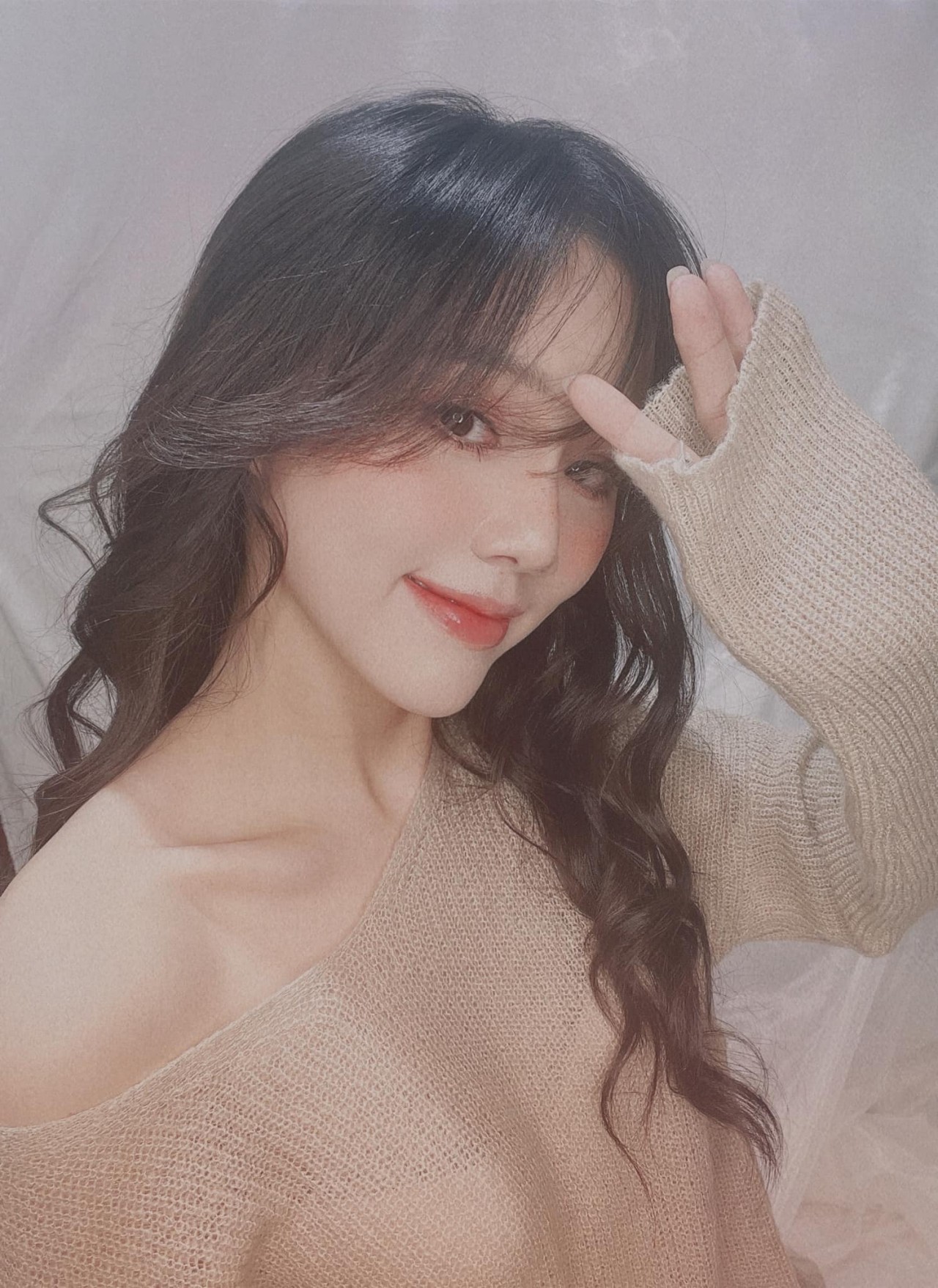 Bất ngờ với nhan sắc của cô bán quạt trong phim Phố trong làng