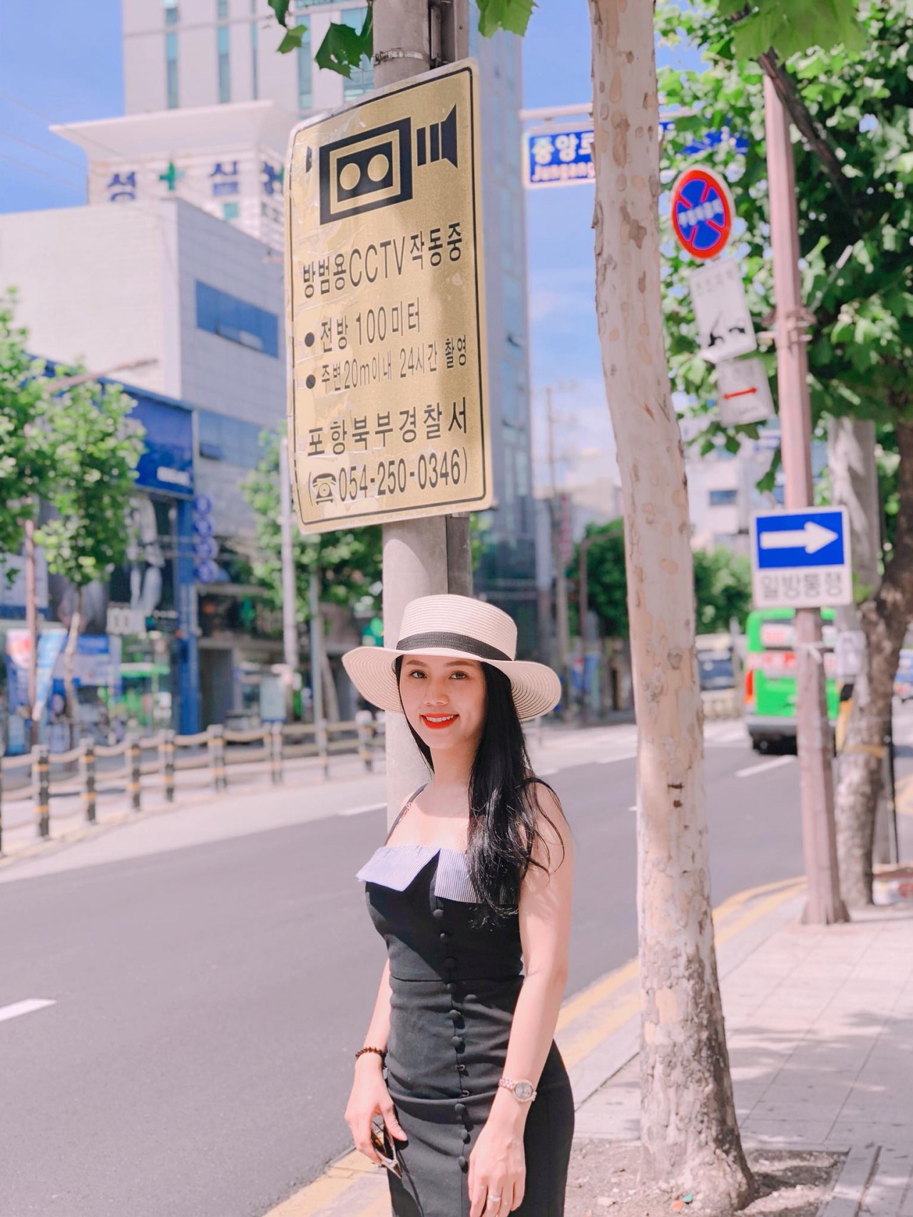 Bất ngờ với nhan sắc của cô bán quạt trong phim Phố trong làng