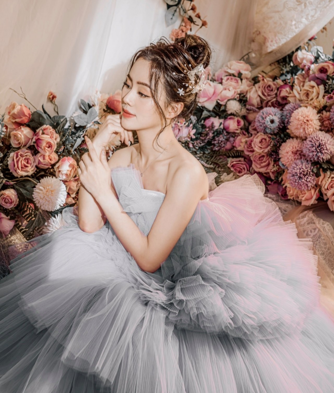 Bất ngờ với nhan sắc của cô bán quạt trong phim Phố trong làng