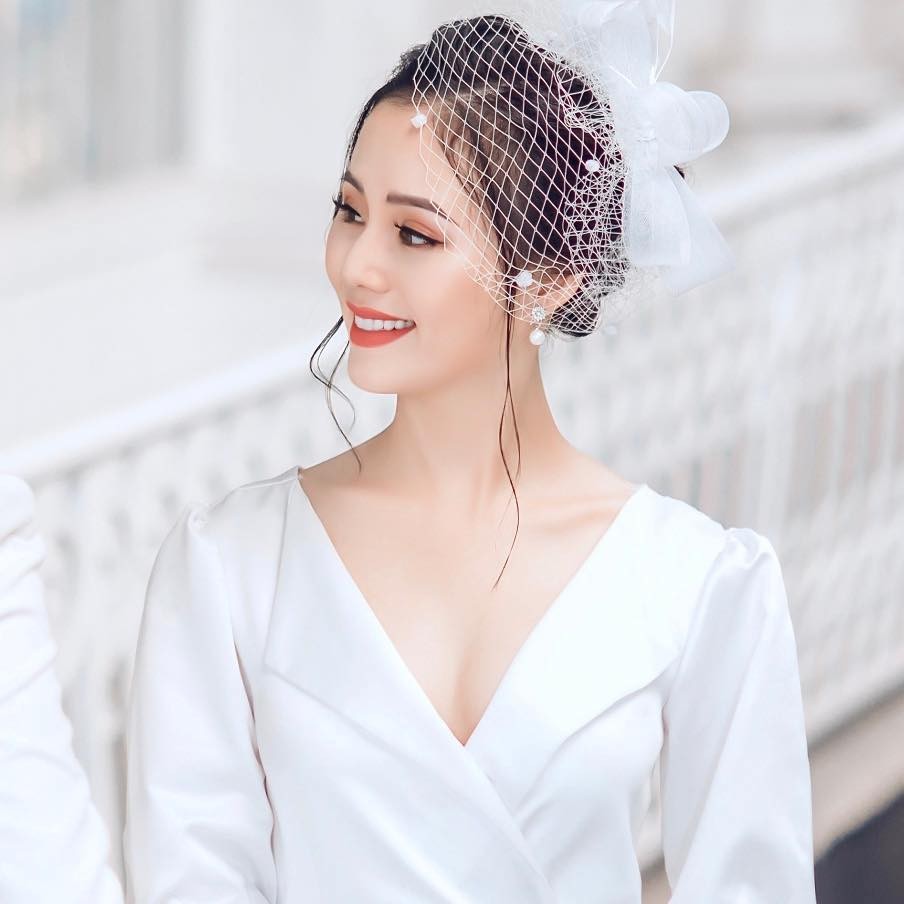 Bất ngờ với nhan sắc của cô bán quạt trong phim Phố trong làng