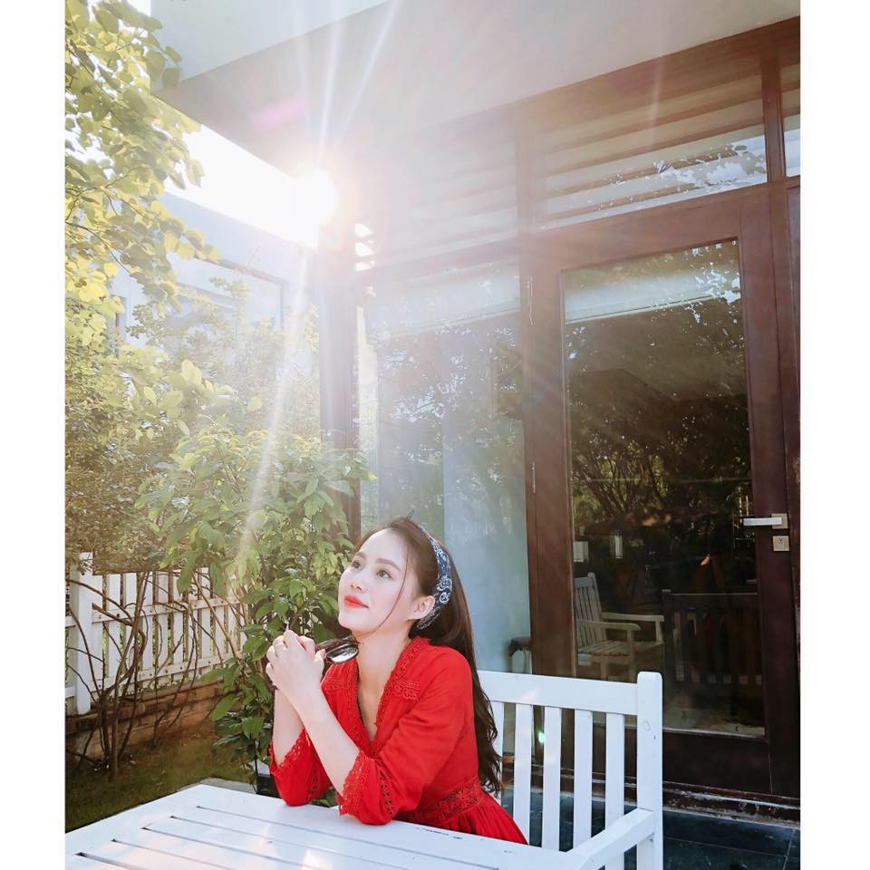 Bất ngờ với nhan sắc của cô bán quạt trong phim Phố trong làng