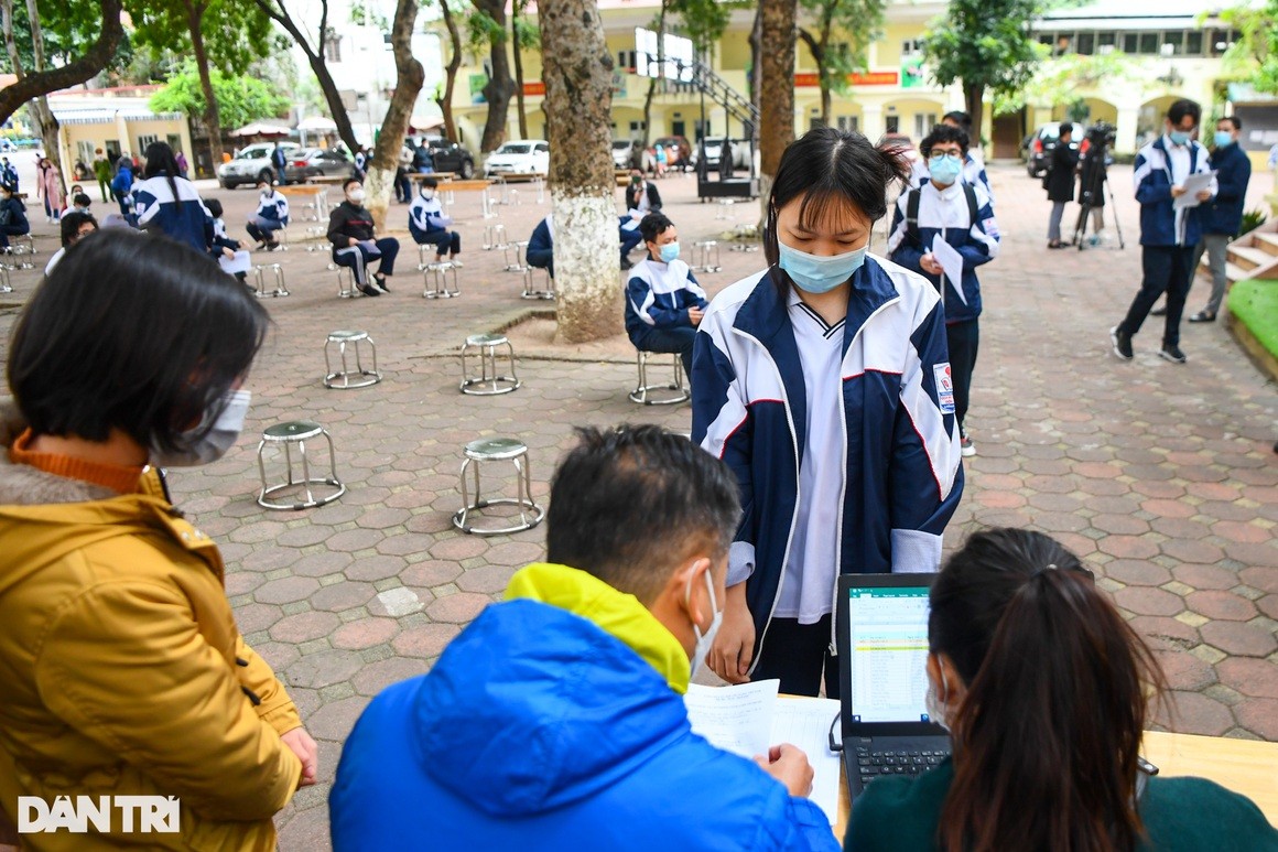 Học sinh Hà Nội ngày đầu tiêm vaccine Covid-19