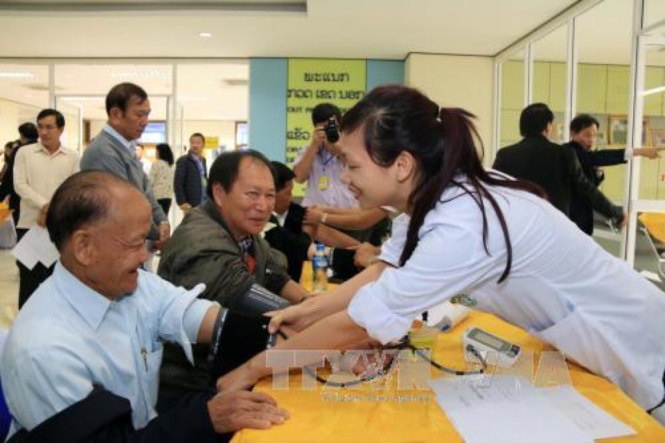 Bác sĩ Việt Nam khám và cấp thuốc miễn phí tại Lào bac si viet nam kham va cap thuoc mien phi tai lao