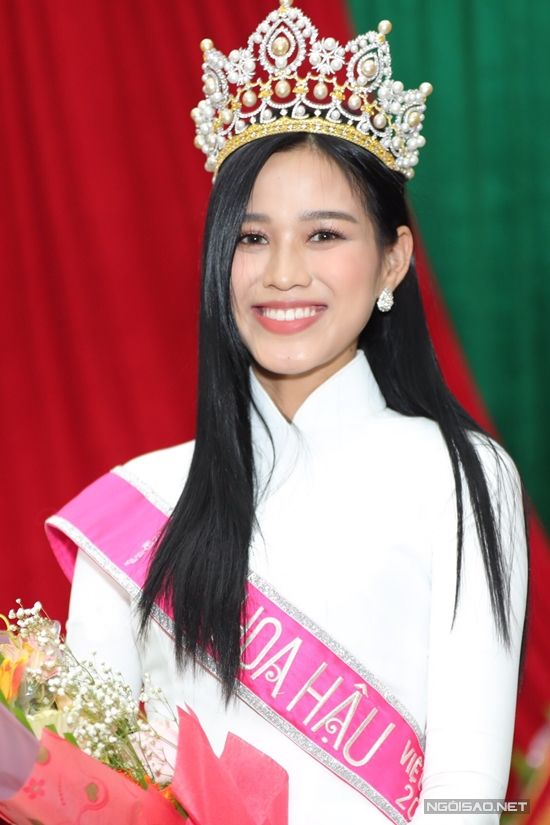 Hoa hậu Đỗ Thị Hà được chào đón như người hùng tại quê nhà