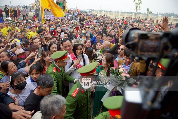 Hoa hậu Đỗ Thị Hà được chào đón như người hùng tại quê nhà, vui như thể ngày hội
