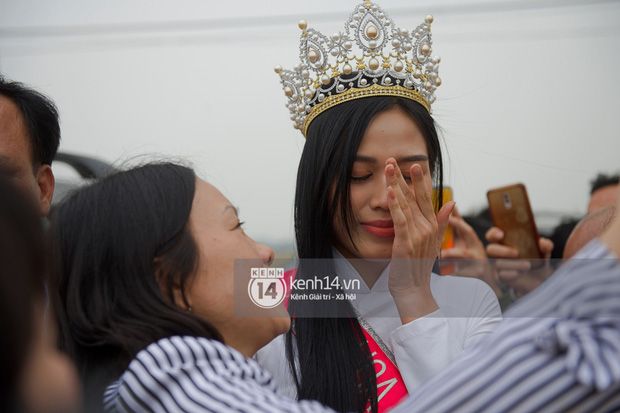 Hoa hậu Đỗ Thị Hà được chào đón như người hùng tại quê nhà, vui như thể ngày hội