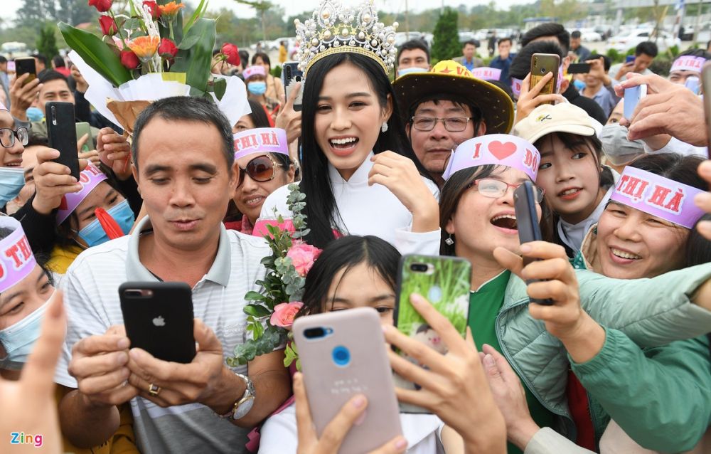 Hoa hậu Đỗ Thị Hà được chào đón như người hùng tại quê nhà, vui như thể ngày hội