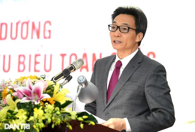 'Tri thức ngày nay không phải là một quyển kinh thư lưu truyền' 'Tri thức ngày nay không phải là một quyển kinh thư lưu truyền'