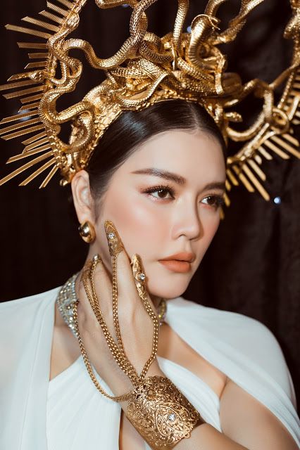 Lý Nhã Kỳ bất ngờ hóa thân thành 'nữ thần rắn'