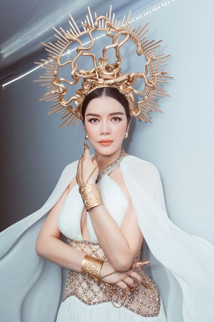 Lý Nhã Kỳ bất ngờ hóa thân thành 'nữ thần rắn'