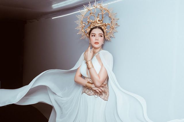 Lý Nhã Kỳ bất ngờ hóa thân thành 'nữ thần rắn'