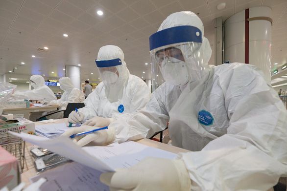 Covid-19 ở Việt Nam: Để không phải ‘thả gà ra đuổi’