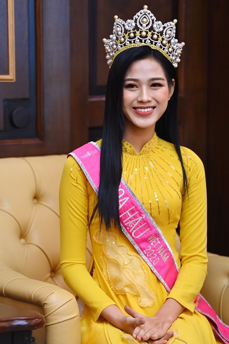 Hoa hậu Đỗ Thị Hà về thăm trường