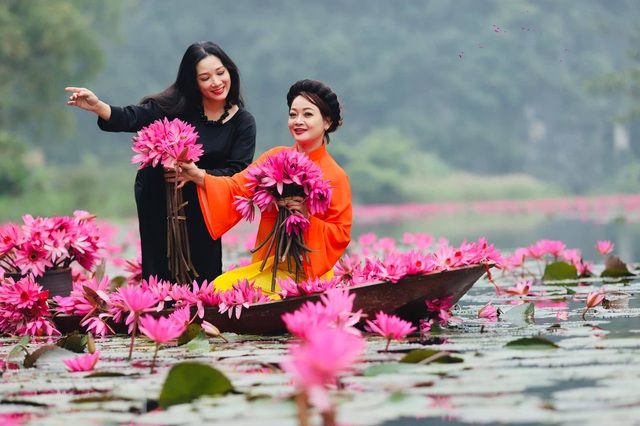 MC Thảo Vân rạng rỡ khoe sắc cùng Thanh Thanh Hiền, Trà My trong không gian ngập tràn hoa súng