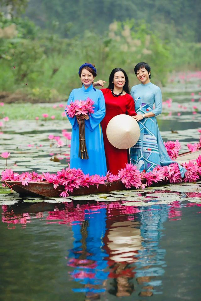 MC Thảo Vân rạng rỡ khoe sắc cùng Thanh Thanh Hiền, Trà My trong không gian ngập tràn hoa súng