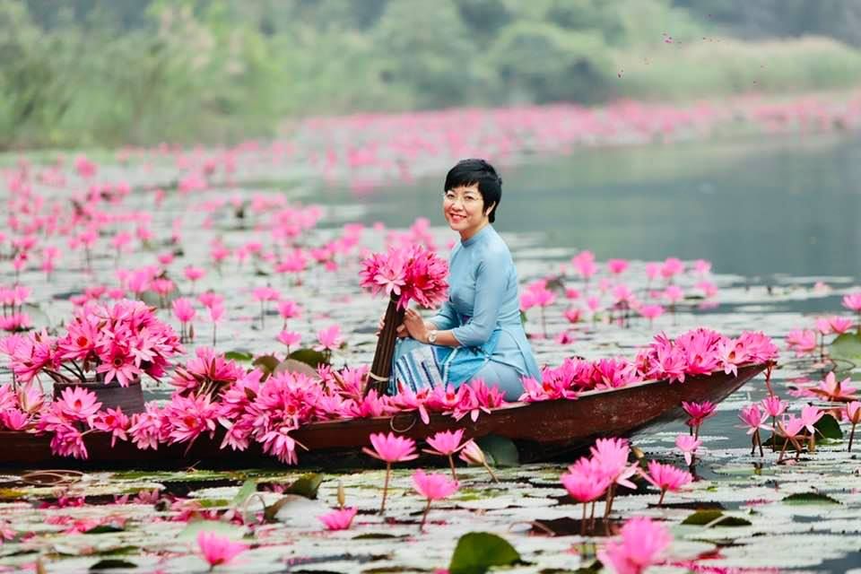 MC Thảo Vân rạng rỡ khoe sắc cùng Thanh Thanh Hiền, Trà My trong không gian ngập tràn hoa súng