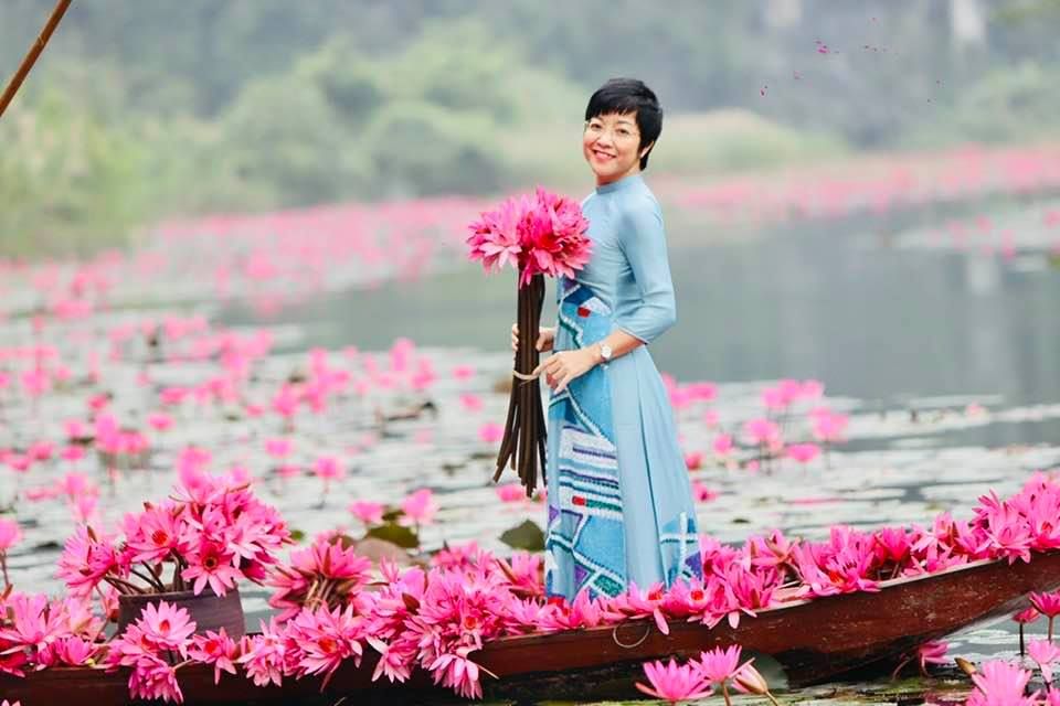 MC Thảo Vân rạng rỡ khoe sắc cùng Thanh Thanh Hiền, Trà My trong không gian ngập tràn hoa súng