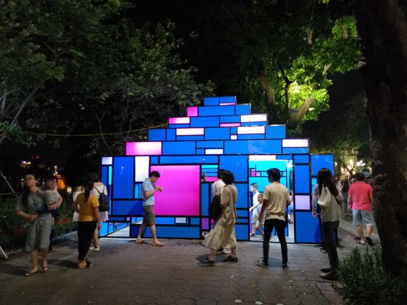 Trái tim phản cảm được dựng ở Hồ Gươm lại khiến cộng đồng mạng một phen... nổi sóng