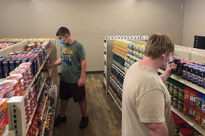 Cửa hàng tạp hóa nằm trong khuân viên một ngôi trường trung học ở phía Bắc Texas. (Nguồn: CNN) Cửa hàng tạp hóa nằm trong khuân viên một ngôi trường trung học ở phía Bắc Texas. (Nguồn: CNN)